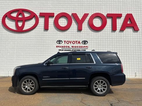 Used 2017 GMC Yukon Denali image 2