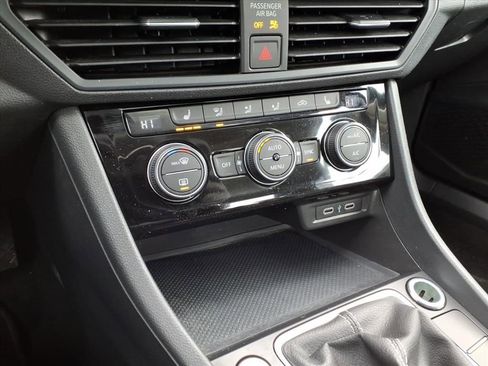 Used 2023 Volkswagen Jetta SE w/ Panoramic Sunroof Package image 22