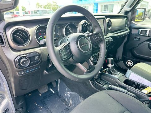 Used 2023 Jeep Wrangler Unlimited w/ Sun & Screen Package AWD/4WD image 9