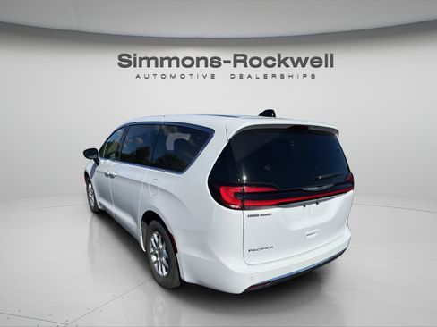 Used 2025 Chrysler Pacifica Select FWD image 3