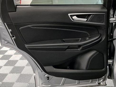 Used 2024 Ford Edge Titanium image 19