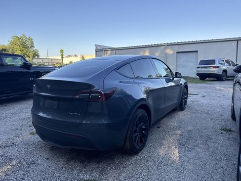 Used 2022 Tesla Model Y Long Range AWD/4WD image 3