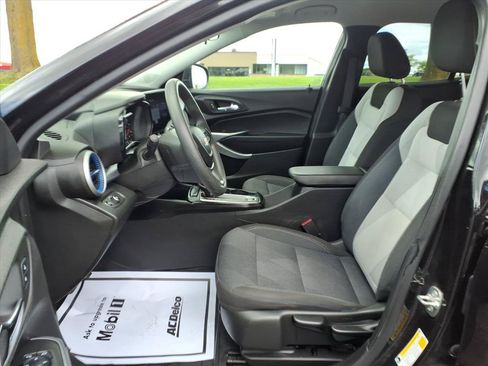 Used 2025 Chevrolet Trax LS FWD image 25