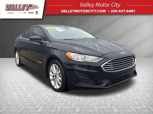 Used 2019 Ford Fusion SE image 1