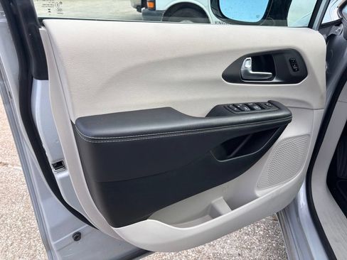Used 2024 Chrysler Pacifica Touring-L FWD image 10