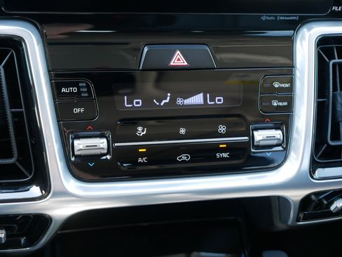 Certified 2023 Kia Sorento SX AWD/4WD image 17