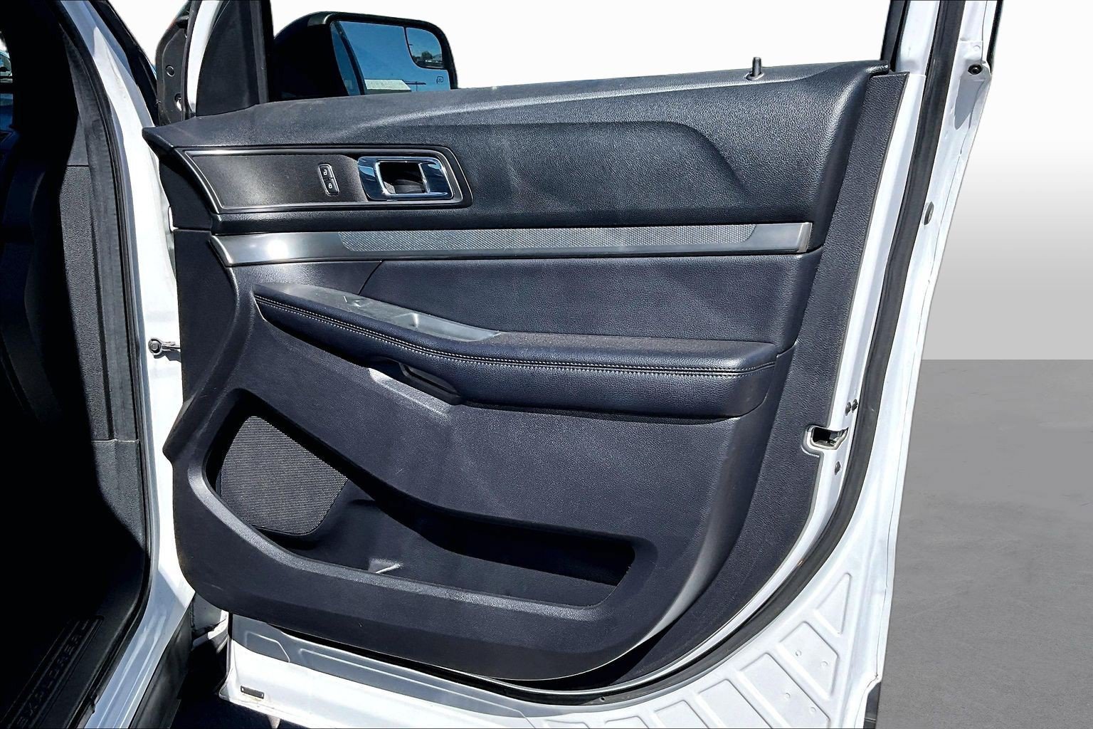 Used 2018 Ford Explorer XLT w/ Equipment Group 201A FWD image 18