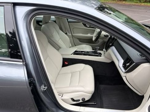 Used 2020 Volvo S60 T6 Momentum AWD/4WD image 32