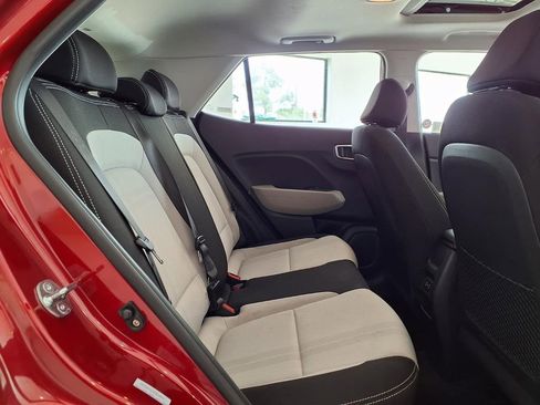 Used 2025 Hyundai Venue SEL FWD image 16