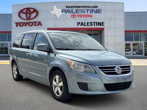 Used 2010 Volkswagen Routan SE FWD image 1