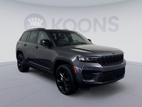 Used 2023 Jeep Grand Cherokee Altitude AWD/4WD image 10