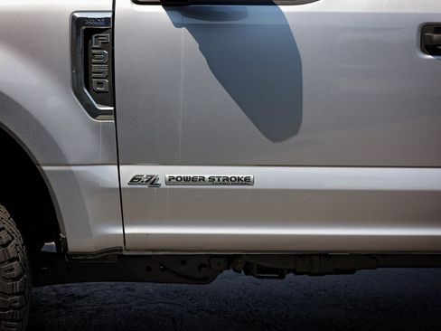 Used 2022 Ford F350 XLT w/ Camper Package image 11