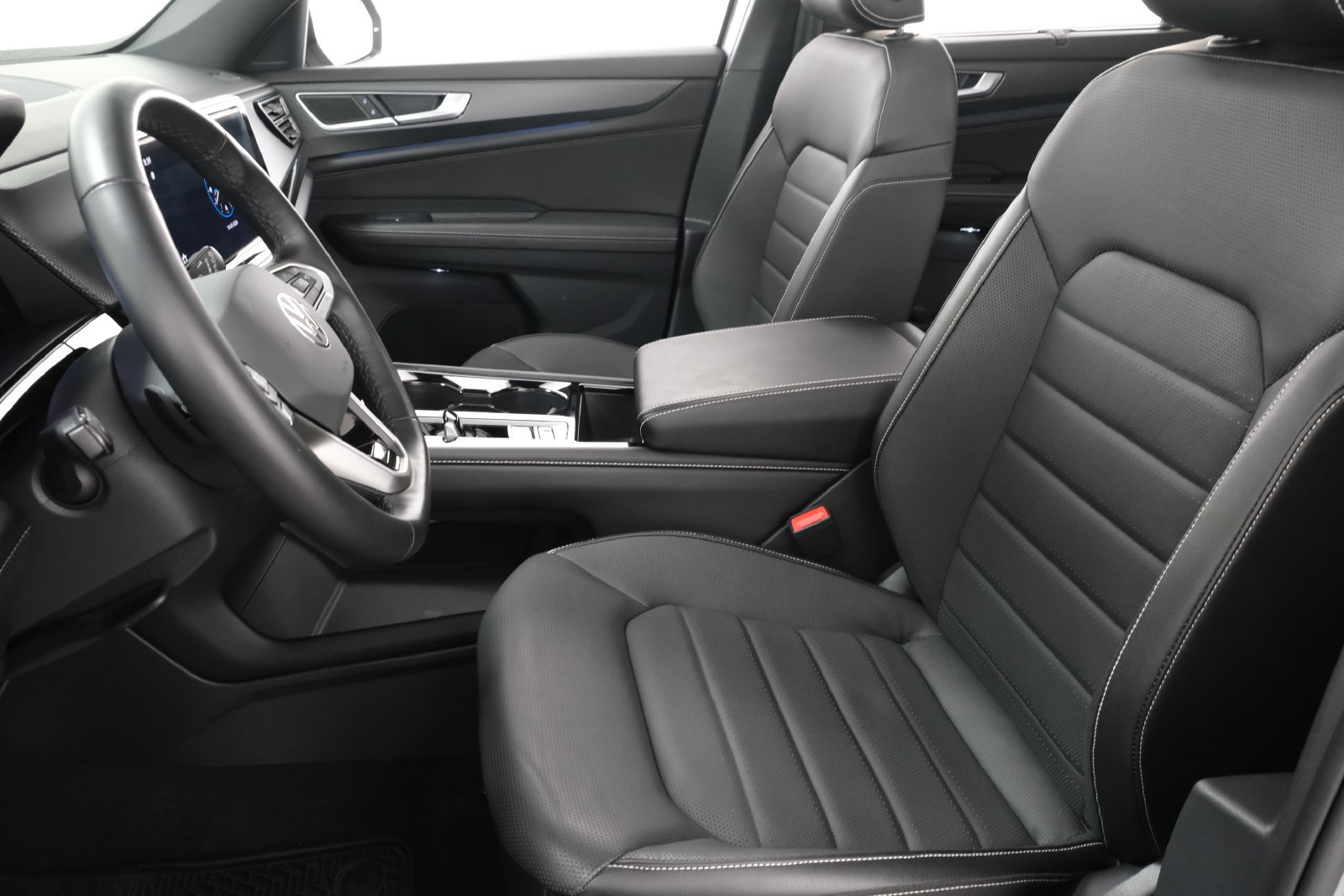 Used 2024 Volkswagen Atlas Cross Sport SEL R-Line AWD/4WD image 29
