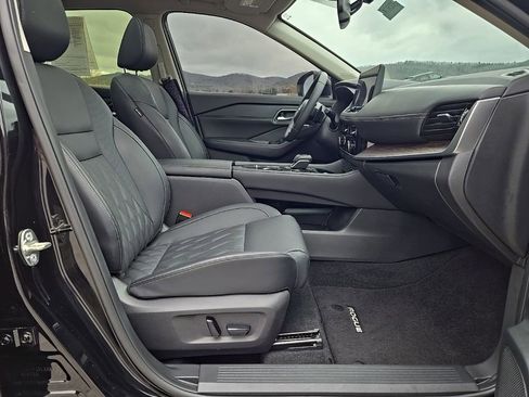 Used 2024 Nissan Rogue Platinum image 22