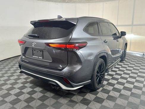 Used 2024 Toyota Highlander XSE FWD image 3