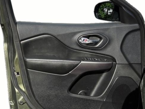 Used 2019 Jeep Cherokee Latitude Plus w/ Cold Weather Group AWD/4WD image 13