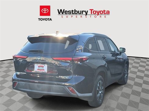 Certified 2023 Toyota Highlander XLE image 11