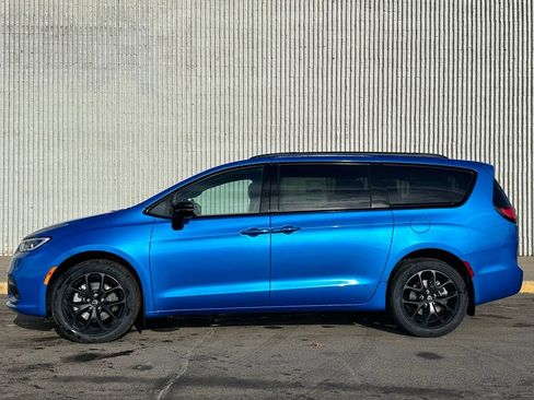 New 2026 Chrysler Pacifica Select w/ S Appearance Package AWD/4WD image 2