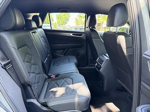 Used 2025 Volkswagen Atlas Cross Sport SE FWD image 20
