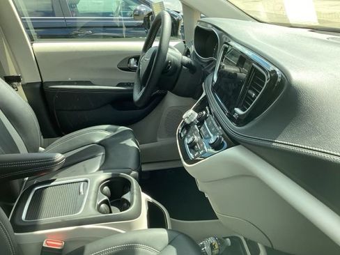 Used 2024 Chrysler Pacifica Touring-L FWD image 14