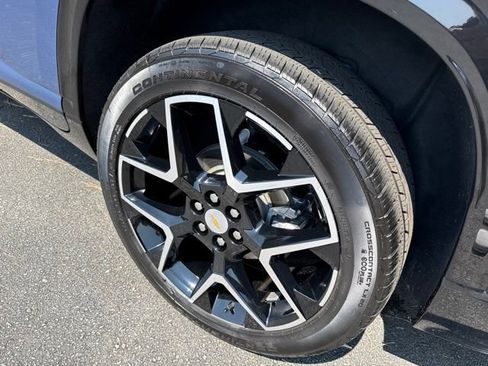 Used 2025 Chevrolet Traverse High Country FWD image 36