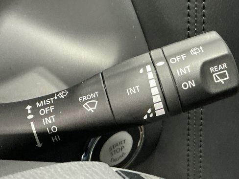 Used 2024 Nissan Armada SL w/ Captain's Chairs Package image 18