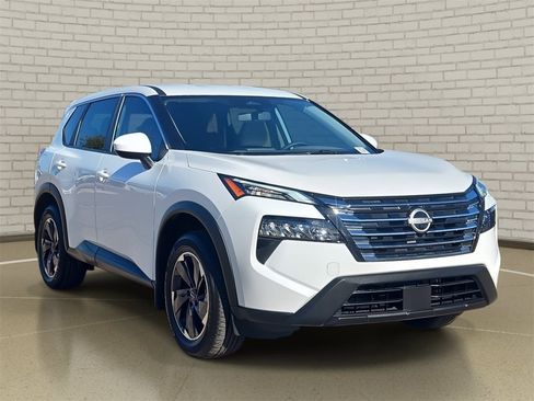 Used 2025 Nissan Rogue SV image 3