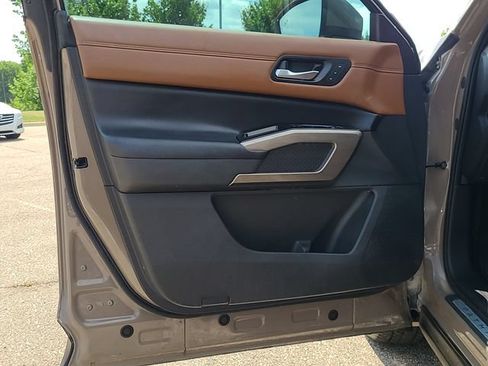 Used 2023 Nissan Pathfinder Platinum AWD/4WD image 11