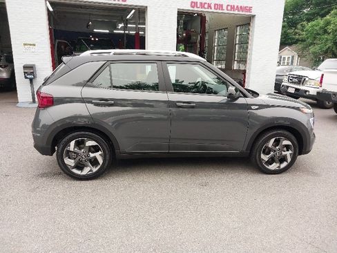 Used 2025 Hyundai Venue Limited FWD image 1