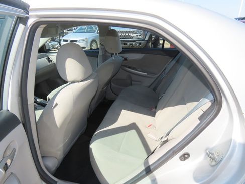 Used 2013 Toyota Corolla LE FWD image 19