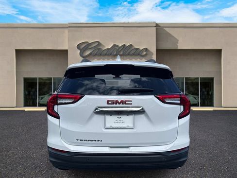 Used 2022 GMC Terrain SLE w/ Driver Convenience Package FWD image 4