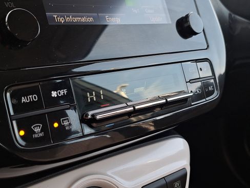 Used 2017 Toyota Prius Two image 18