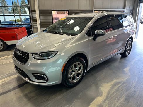 Used 2023 Chrysler Pacifica Limited image 34