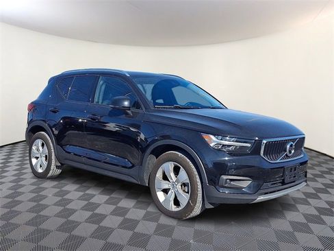 Used 2022 Volvo XC40 T5 Momentum image 1