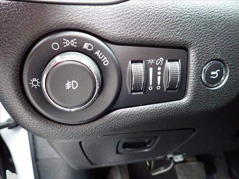 Used 2017 Jeep Cherokee Overland w/ Technology Group AWD/4WD image 18