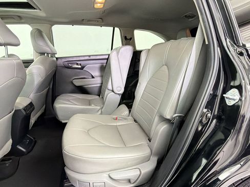 Used 2022 Toyota Highlander XLE FWD image 14