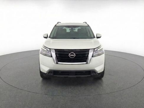 Used 2024 Nissan Pathfinder SV image 4