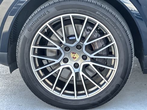 Used 2022 Porsche Cayenne Platinum Edition image 26