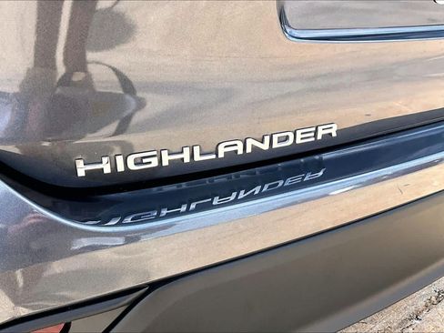 Used 2021 Toyota Highlander XLE AWD/4WD image 30