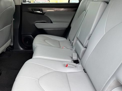 Used 2023 Toyota Highlander Limited FWD image 25