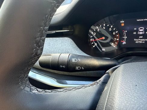 Used 2025 Jeep Compass Latitude w/ Sun & Sound Group AWD/4WD image 18