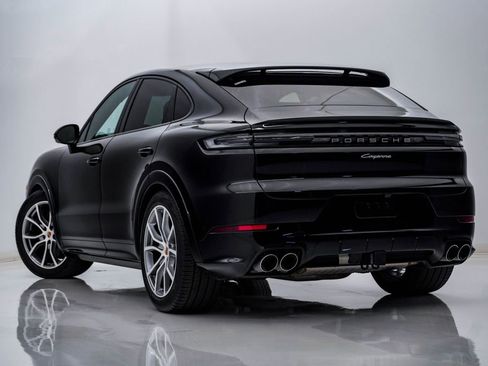 Certified 2025 Porsche Cayenne Coupe image 3