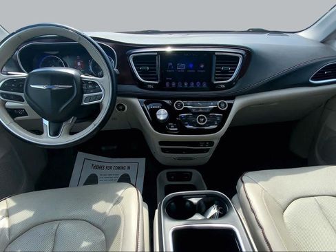 Used 2017 Chrysler Pacifica Limited w/ UConnect Theater Package FWD image 16