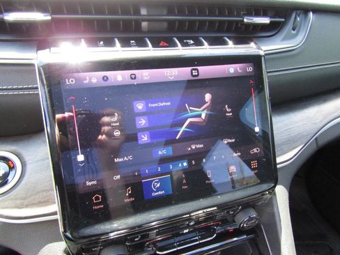 Used 2024 Jeep Grand Cherokee Limited w/ Black Appearance Package image 15