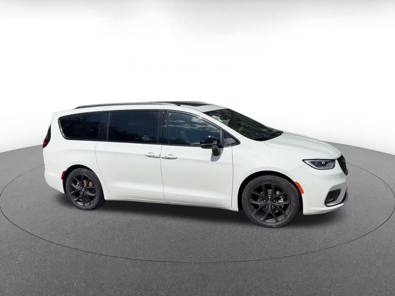 Used 2025 Chrysler Pacifica Limited FWD image 2