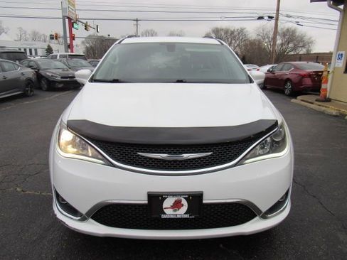 Used 2017 Chrysler Pacifica Touring-L Plus image 2