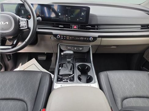 Used 2025 Kia Carnival EX FWD image 23