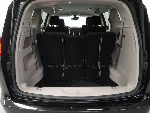 Used 2023 Chrysler Voyager LX image 40