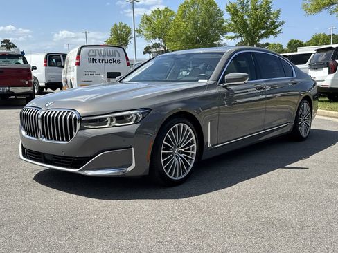 Used 2022 BMW 740i w/ Premium Package image 5