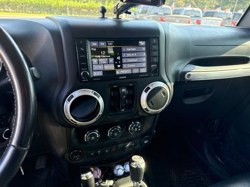 Used 2017 Jeep Wrangler Unlimited Rubicon AWD/4WD image 7